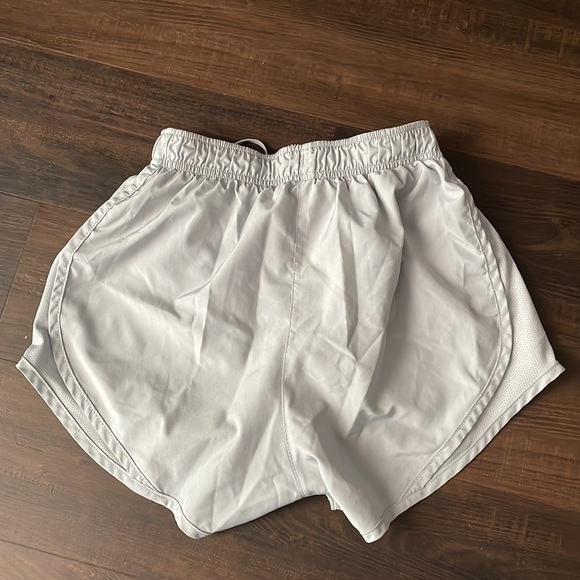 Nike Dri-Fit light grey shorts size XS - Picture 4 of 4